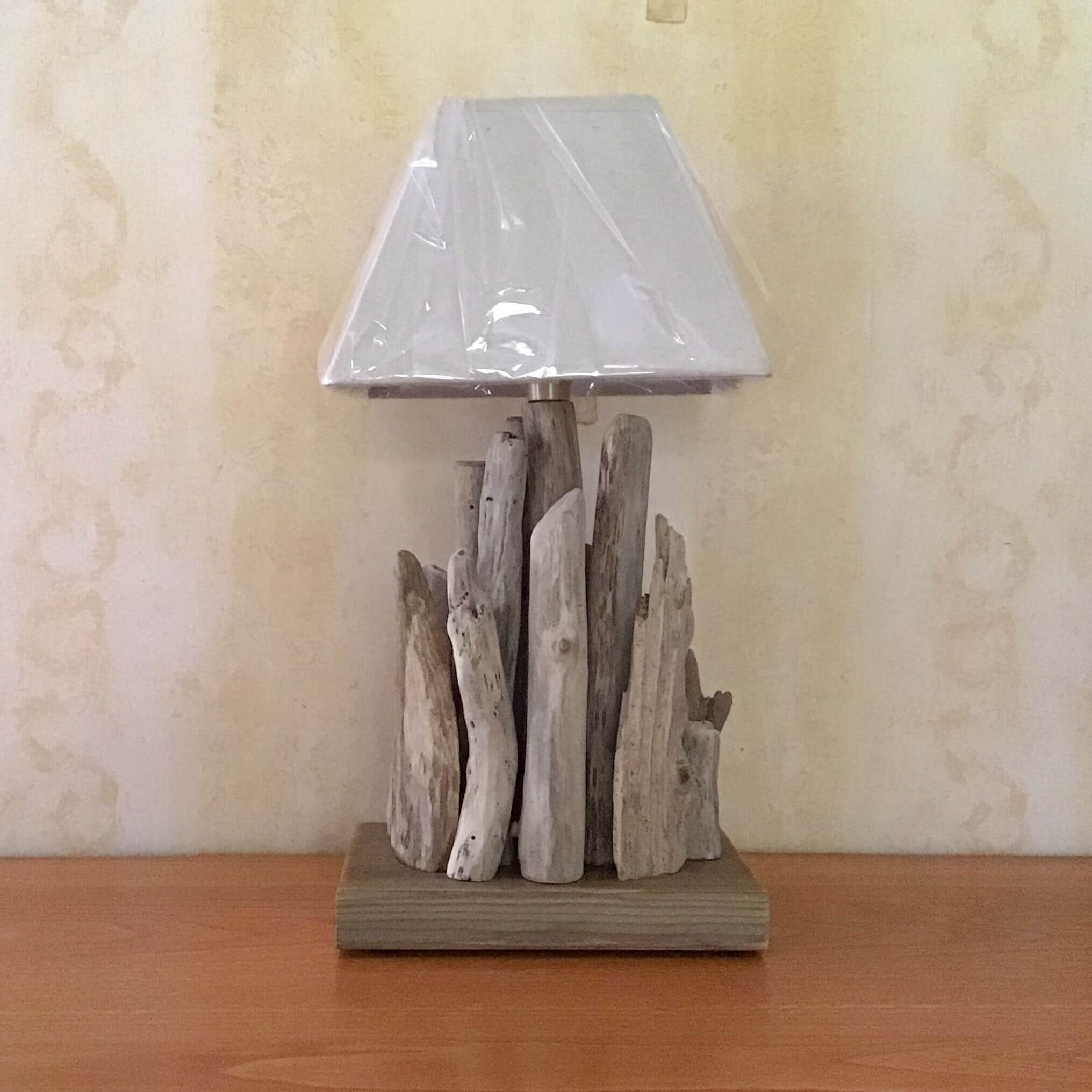 TUTO – Comment fabriquer une lampe en bois flotté